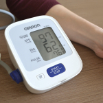 Автоматичний тонометр на плече Omron М2 Basic HEM-7121-ALRU з адаптером (розмір манжети 22-42 см) 4